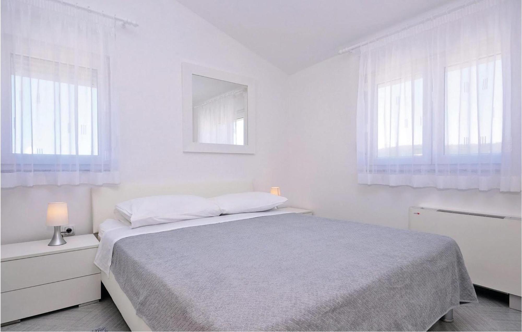 1 Bedroom Cozy Apartment In ビビニェ エクステリア 写真