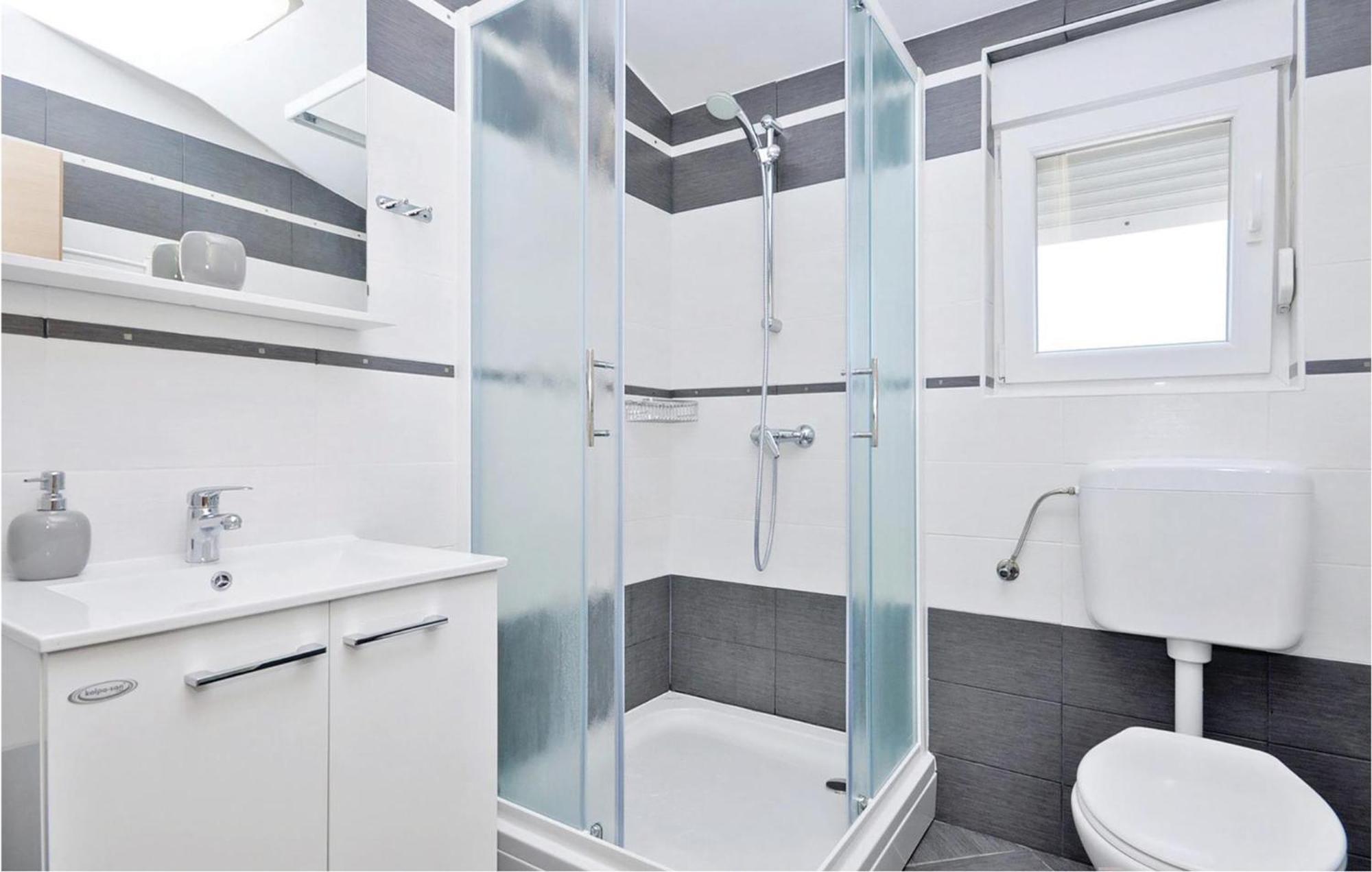 1 Bedroom Cozy Apartment In ビビニェ エクステリア 写真